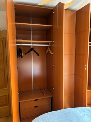 Armario de madera maciza