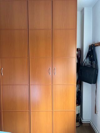 Armario de madera maciza