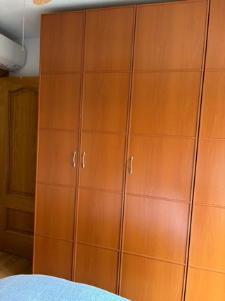 Armario de madera maciza