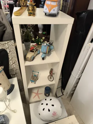 Estantería de madera blanca