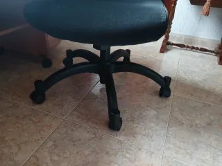 Silla de escritorio giratoria negra