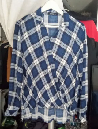 Camisa Bershka Talla L corta por delante