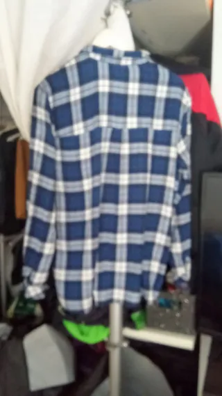 Camisa Bershka Talla L corta por delante