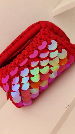 Borsa uncinetto rossa con paillettes