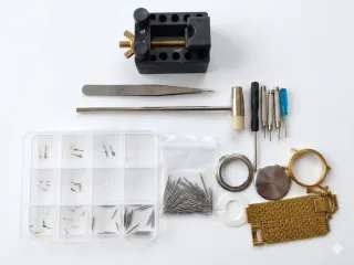 Accessori per orologiaio: sfere, cinturini, scatole