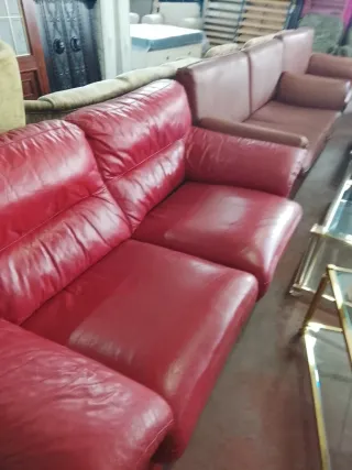 Sofá de piel rojo