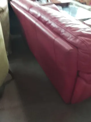 Sofá de piel rojo