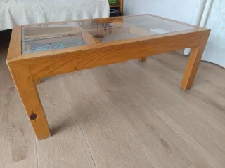 Mesa baja de madera de pino con tapa de cristal