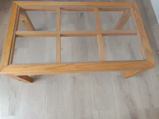 Mesa baja de madera de pino con tapa de cristal
