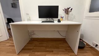 Mesa de escritorio blanca