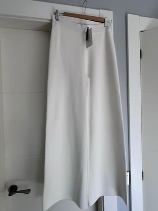 Top  Carolina Herrera Azul y pantalón blanco