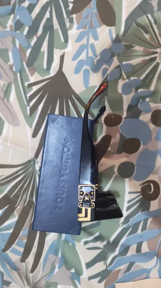 Gafas Louis Vuitton Negras y Doradas 1A exactas