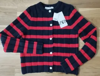 Chaqueta Zara rayas roja y azul marino.