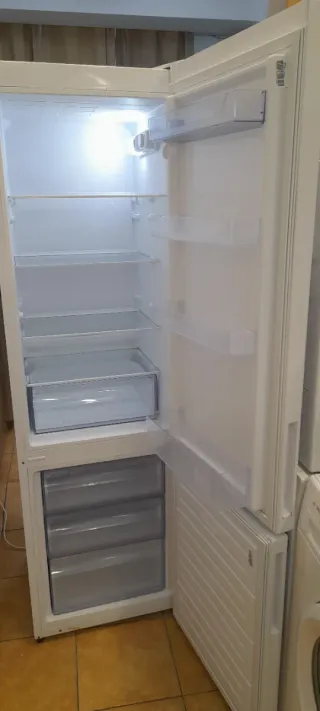 Nevera estrecha Newpol