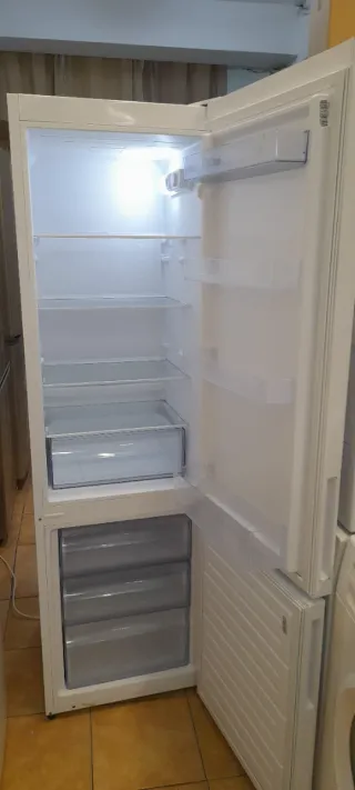 Nevera estrecha Newpol