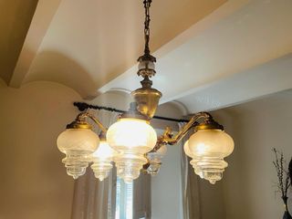 2 muebles, mesa y lámpara