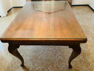 2 muebles, mesa y lámpara