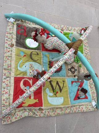 Manta de actividades y móvil para bebé