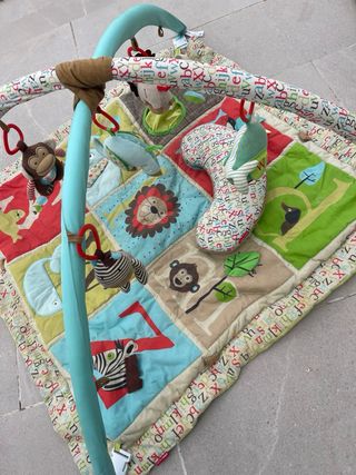 Manta de actividades y móvil para bebé