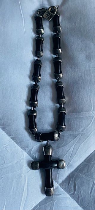 Collar Uno de 50 Cruz Plata y Negro