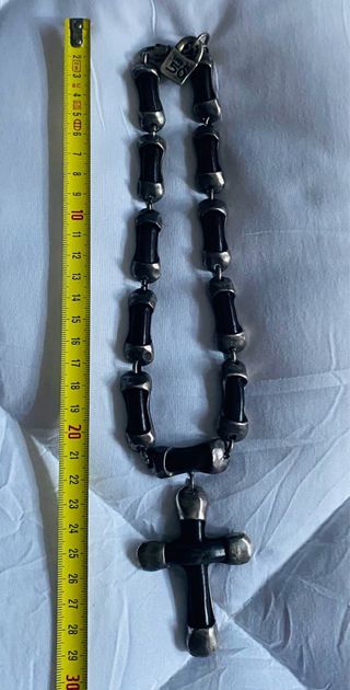 Collar Uno de 50 Cruz Plata y Negro