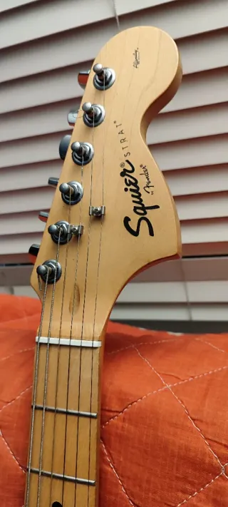 Guitarra Fender Squier Affinity + Accesorios