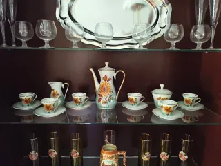 Juego de café de porcelana con detalles dorados