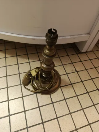 Lámpara de mesa dorada de metal