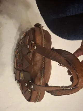 Bolso marrón con pedrería y madera