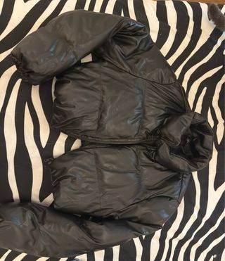Chaqueta puffer negra efecto cuero corta (cropped)