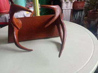 Perchero de madera con cuernos