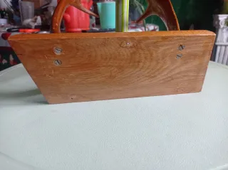 Perchero de madera con cuernos