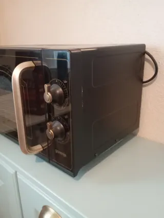 Microondas Gorenje Negro y Dorado.