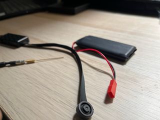 Cámara Espía Wifi con Pinganillo  bluetooth kit