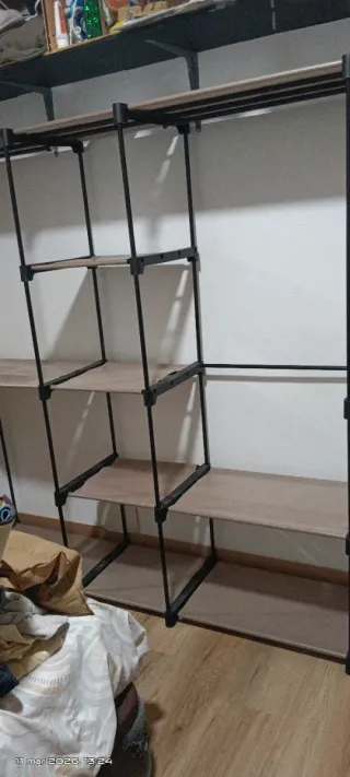 Armario modular metálico y madera