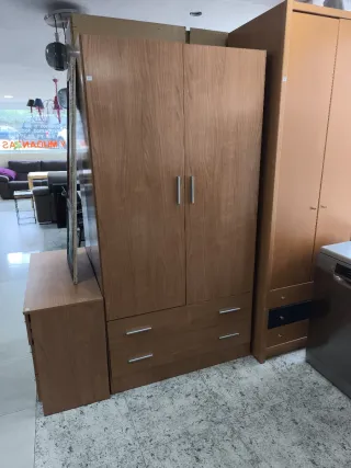 Armario de madera marrón