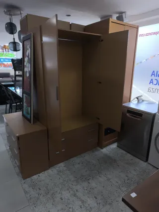 Armario de madera marrón