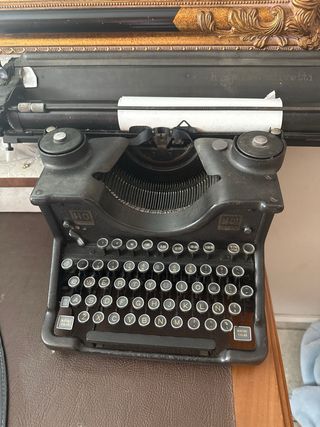 Máquina de escribir antigua Hispano olivetti120