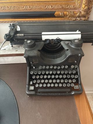 Máquina de escribir antigua Hispano olivetti120