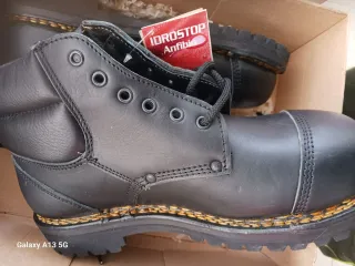 Scarponi da montagna Super Royal nuovi