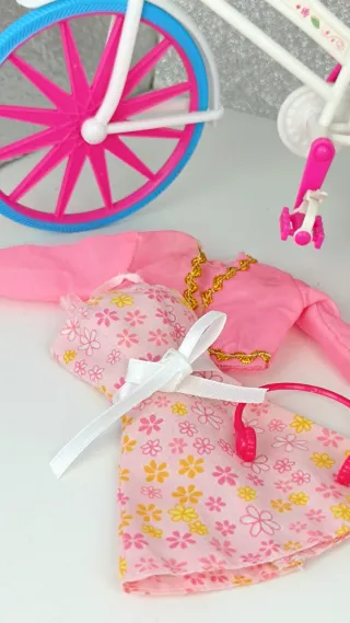 Barbie con bicicleta y ropa