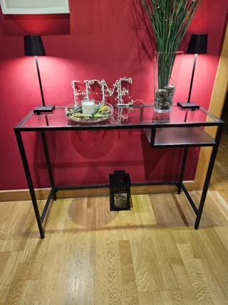 Escritorio Ikea estrecho metal y cristal.