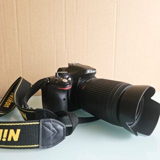 Nikon D5200 + 2 objetivos Nikon: 55-200 y 35 mm.