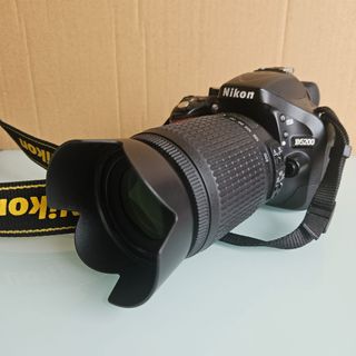 Nikon D5200 + 2 objetivos Nikon: 55-200 y 35 mm.