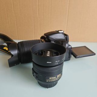 Nikon D5200 + 2 objetivos Nikon: 55-200 y 35 mm.