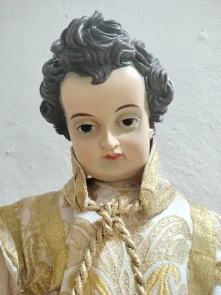 Niño Jesús acólito vestimenta dorada