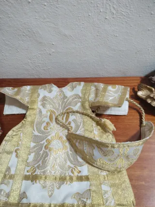Niño Jesús acólito vestimenta dorada