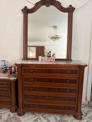 Tocador de madera con mármol