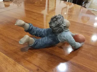 Figura niño con pelota Elisa