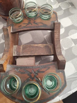 Barril de madera con vasos para chupitos es musica